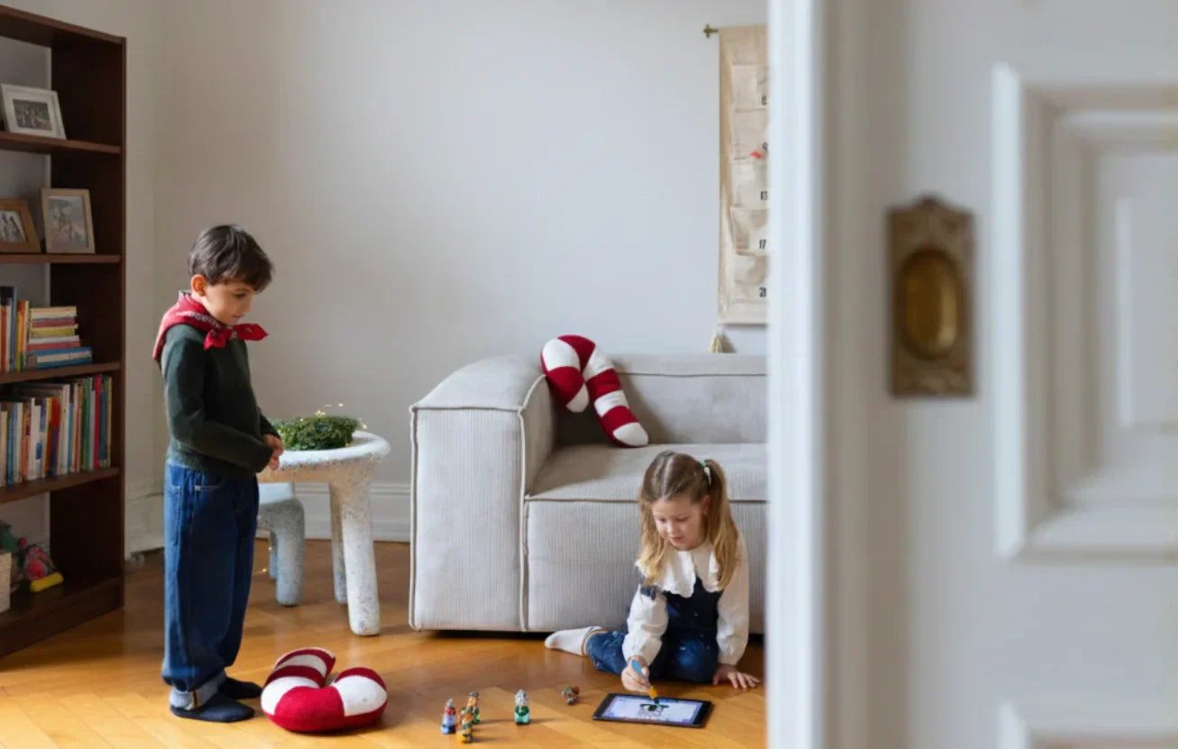 Kinder spielen auf dem Boden mit Edurino Figuren