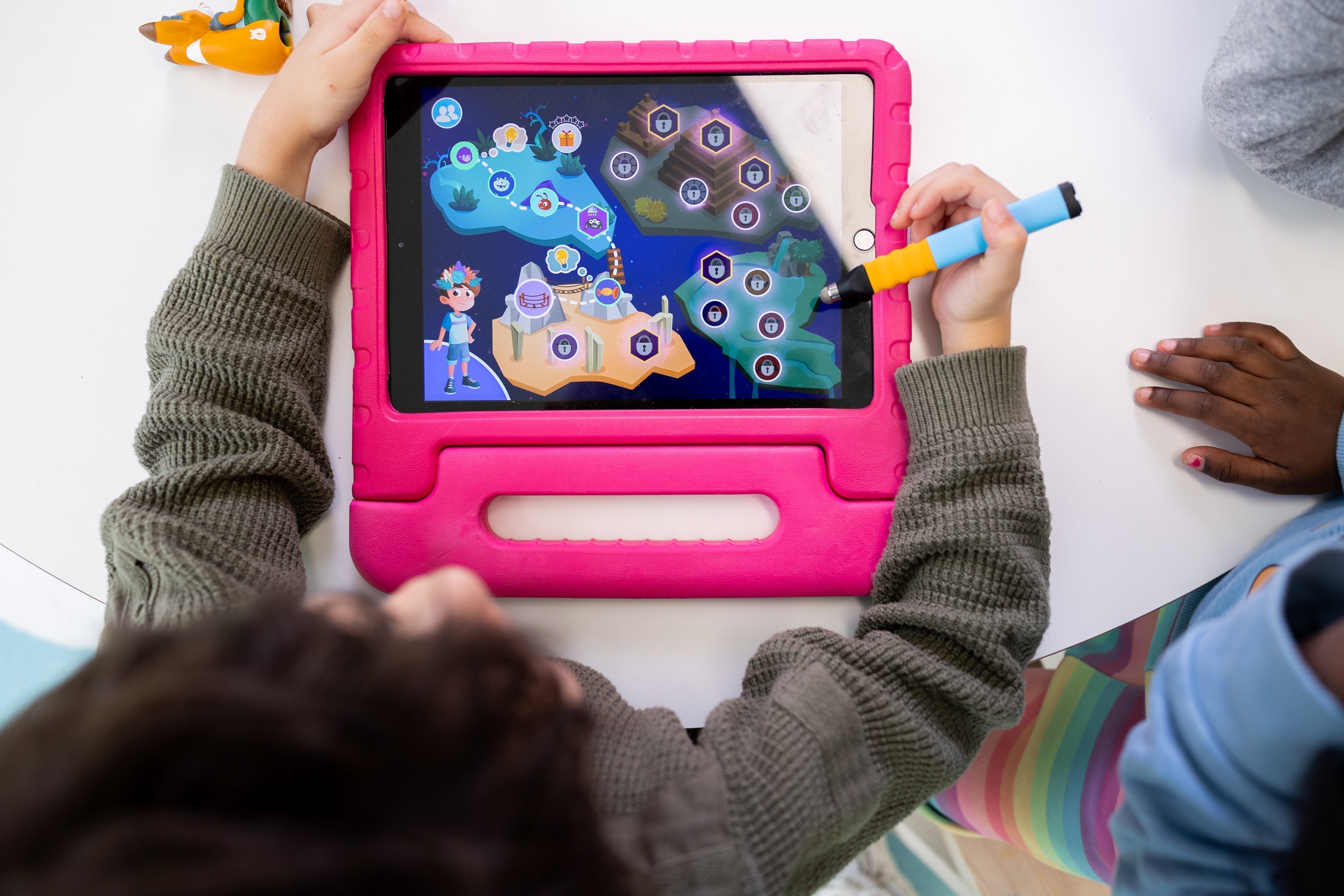 Kind nutzt ein Lerntablet für Kinder im Vorschulalter