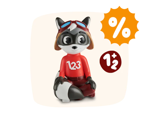 Ein Spielzeugwaschbär mit Schutzbrille und rotem Hemd mit der Zahl 123 sitzt neben einem Altersschild für 1½ und einem Prozentzeichen.
