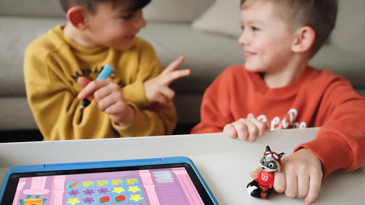 2 Jungen spielen die Lernwelt mit Robin, der Waschbärin, auf dem Tablet.