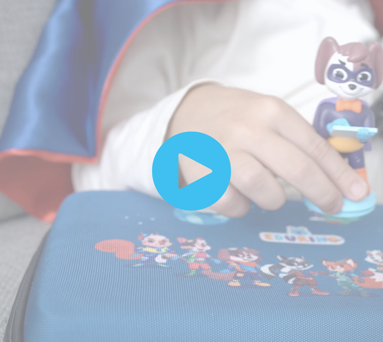 Nahaufnahme einer Kinderhand, die die Figur Luca hält
