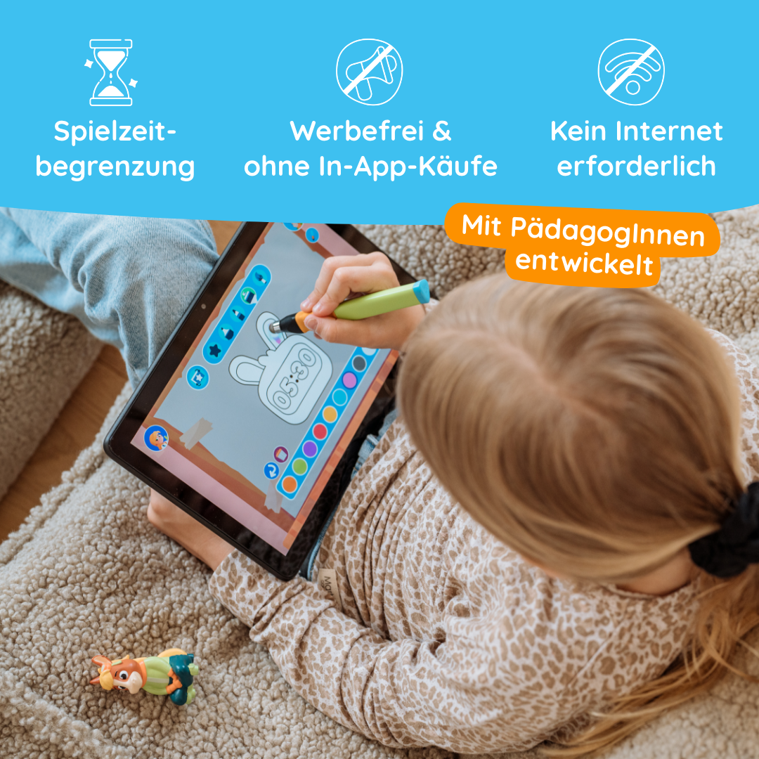 Ein Kind sitzt auf einem Teppich, spielt mit dem Edurino DE Lernspiel "Alex 'Die Uhr lernen'" auf einem Tablet; daneben liegt eine Spielfigur.