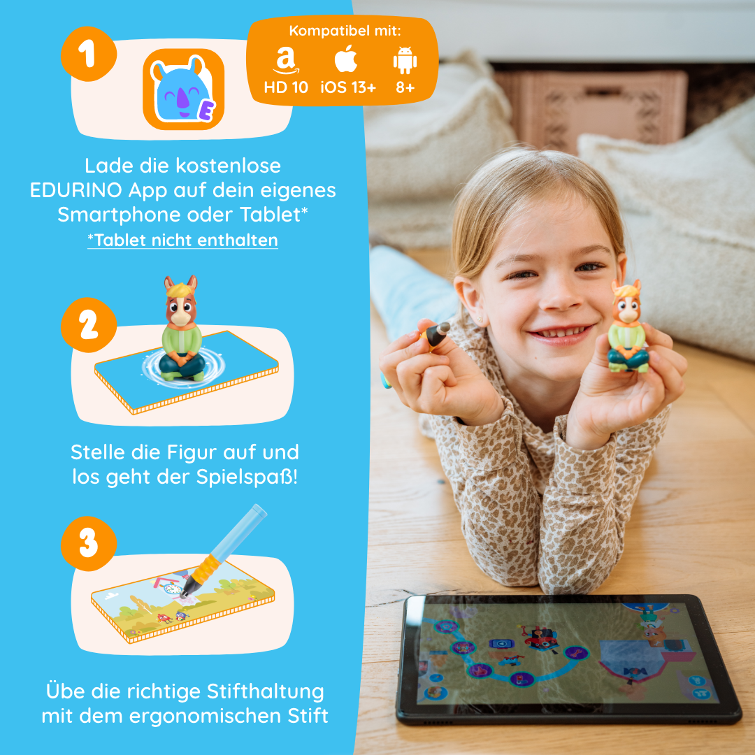 Ein lächelndes Mädchen spielt mit Alex "Die Uhr lernen" von Edurino DE auf einem Holztisch, neben ihr sind Tablet und App-Anleitung zu sehen.