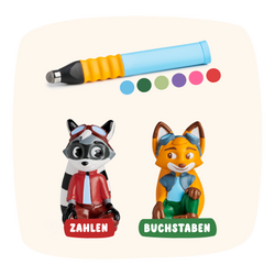 Das Edurino DE Basis Starter-Bundle enthält einen Spielzeuggriffel, fünf bunte Punkte, einen Waschbären mit der Aufschrift "Zahlen" und einen Fuchs mit der Aufschrift "Buchstaben" auf weißem Hintergrund.