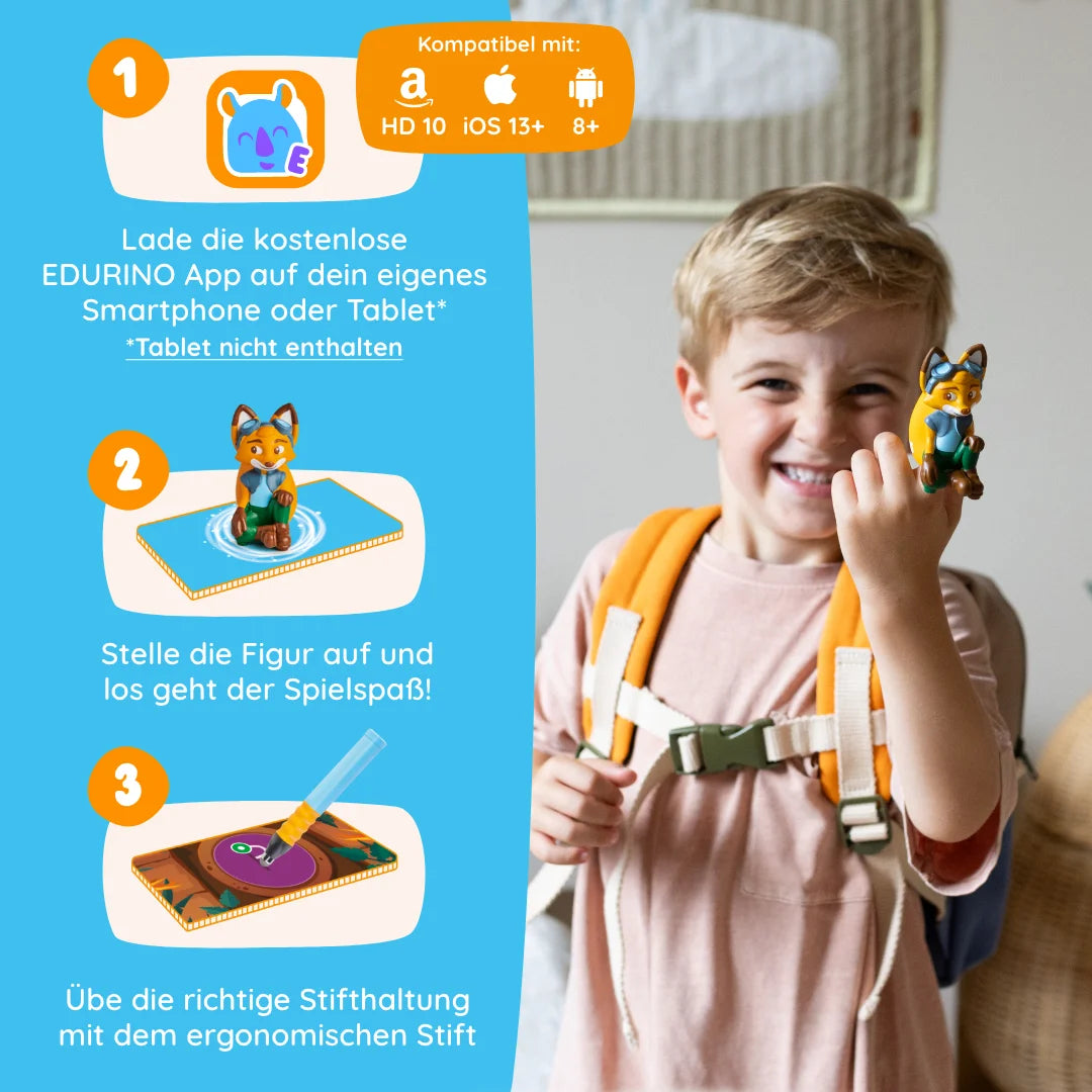 Ein Junge mit Rucksack hält eine Fuchsfigur; drei illustrierte Schritte zeigen, wie man die Bildungs-App Edurino DE Erstes Lern-Bundle verwendet.