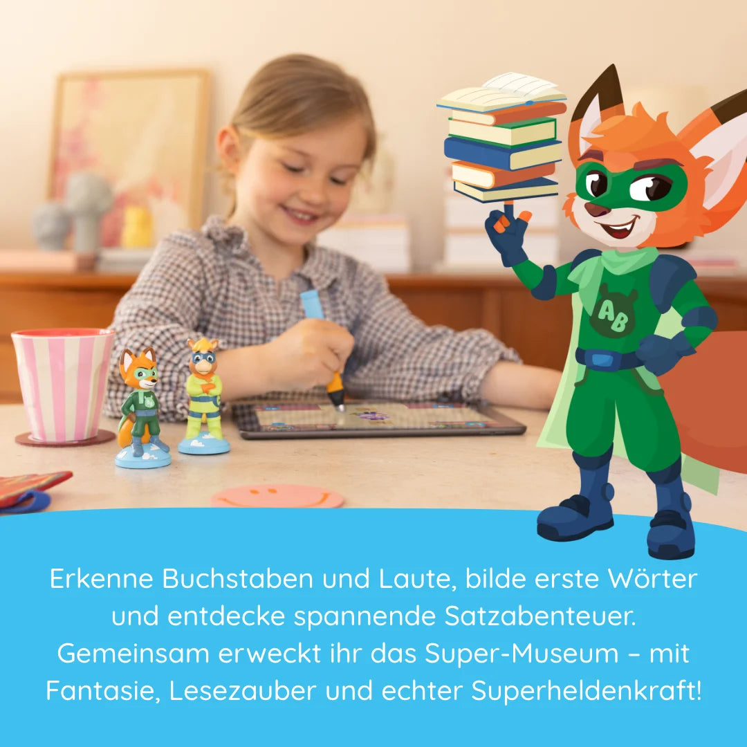 Ein Kind lächelt an einem Tisch und spielt mit dem Tablet Mika "Wörter & Sätze" von Edurino DE, neben Superhelden-Fuchsfiguren und einem Cartoon-Fuchs, der Bücher hält.