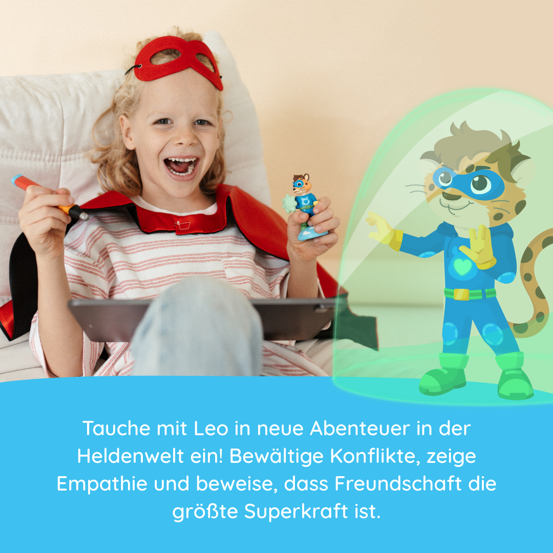 Ein Kind im Superheldenkostüm spielt mit der Actionfigur Leo "Freundschaft & Soziales" von Edurino DE und einer Superheldenkatze auf dem Sofa - gemeinsam entdecken sie spielerisch Empathie und soziale Fähigkeiten.