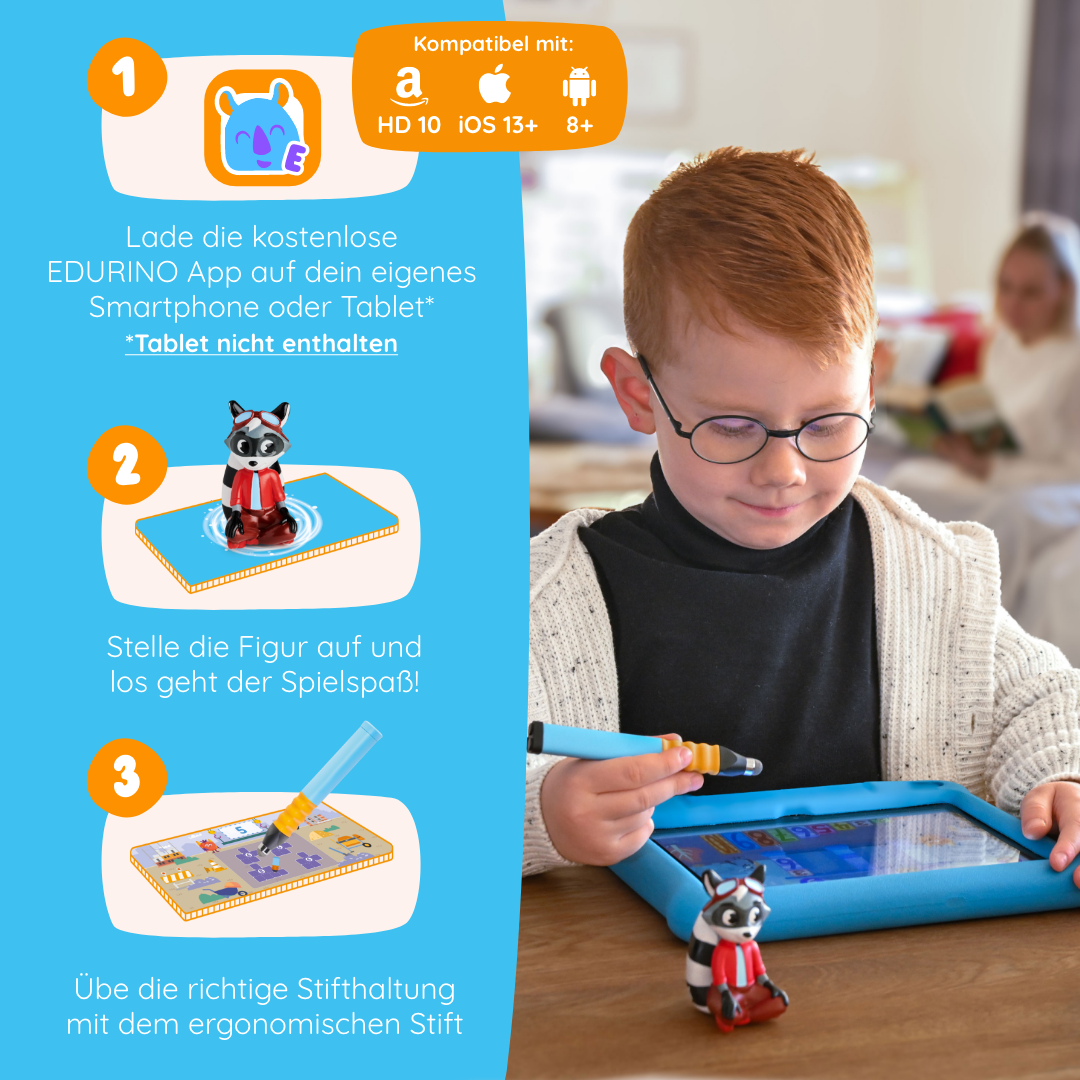 Ein kleiner Junge benutzt das Edurino DE Lernreise XL, ein blaues Tablet mit einer Waschbärenfigur und einem Stift, während auf der linken Seite Anweisungen für die App angezeigt werden.