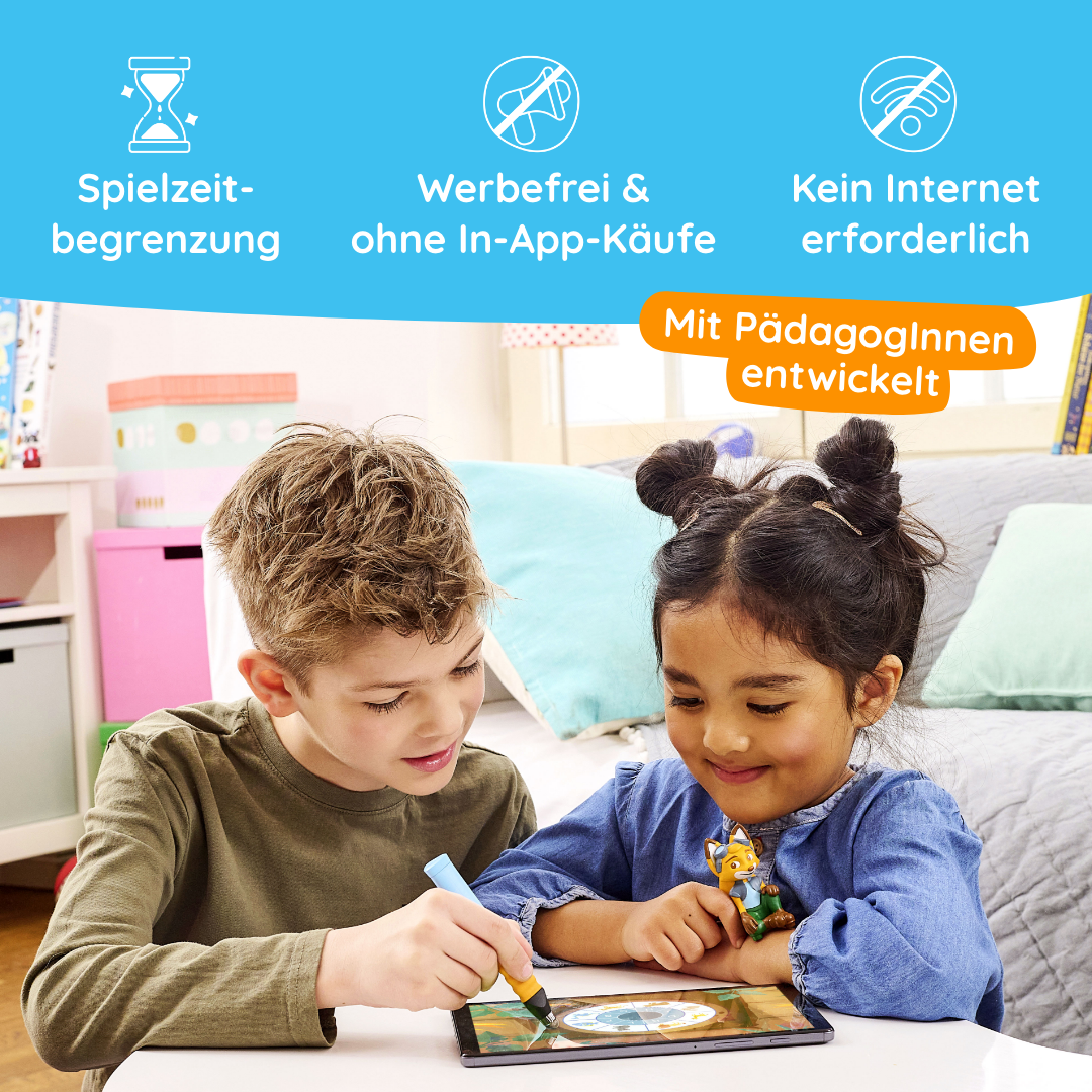 Ein Junge und ein Mädchen benutzen das Mika "Erstes Lesen & Schreiben" - Stufe 1 Tablet von Edurino DE in einem hellen, gemütlichen Raum mit Lernsymbolen über ihnen, während sie Sprache, Reime und Silben durch spielerisches Lernen entdecken.