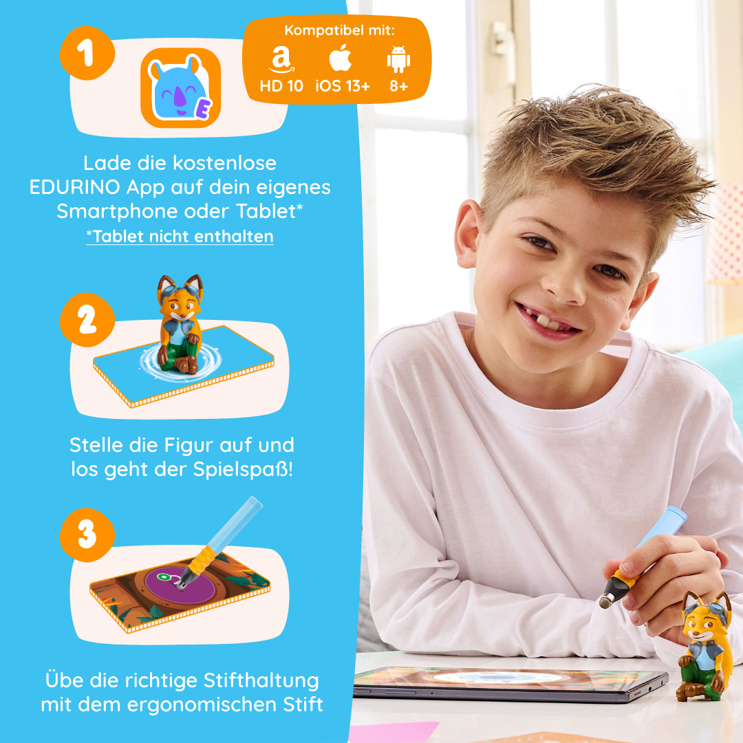 Ein lächelnder Junge benutzt einen Stift und ein Tablet mit der Mika "Erstes Lesen & Schreiben" - Stufe 1 App von Edurino DE, die mit einem Zeichentrickhund, deutschem Text und interaktiven Anweisungen hilft, Sprache zu entdecken und phonologisches Bewusstsein zu entwickeln.