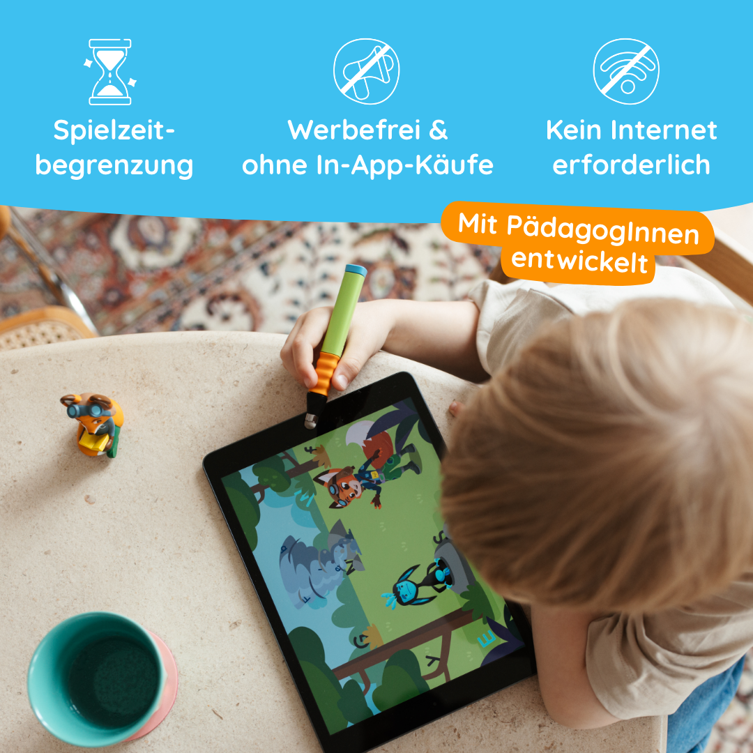 Ein Kind benutzt einen Stift auf einem Tablet mit Tiergrafiken; der deutsche Text darüber hebt die Mika "Buchstaben Lesen & Schreiben" - Stufe 2 App von Edurino DE hervor, die Funktionen wie Schreiben und Buchstaben enthält.