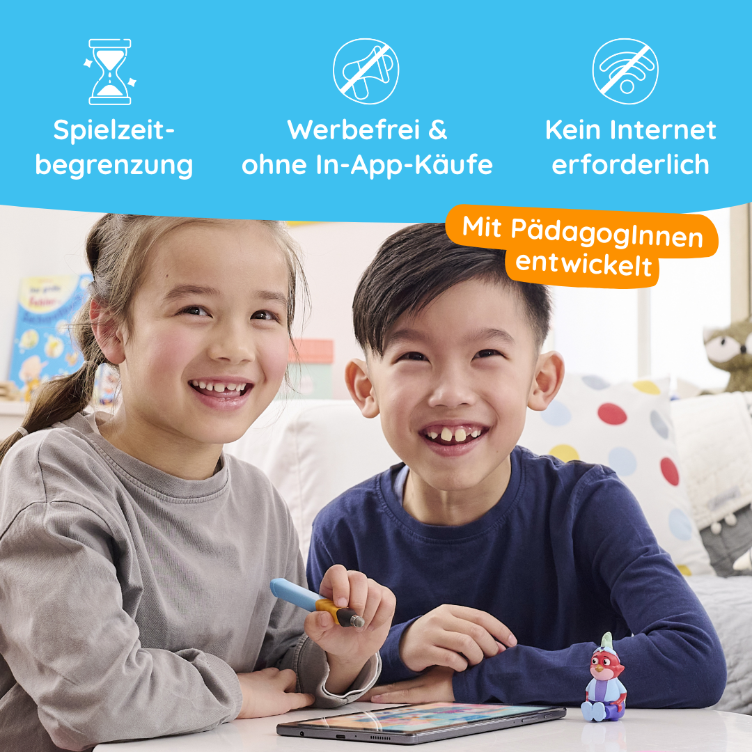 Zwei lächelnde Kinder benutzen gemeinsam ein Tablet an einem Tisch, über ihnen werden Symbole und ein deutscher Text über die App Niki "Erstes Englisch" von Edurino DE und ihre Funktionen angezeigt.