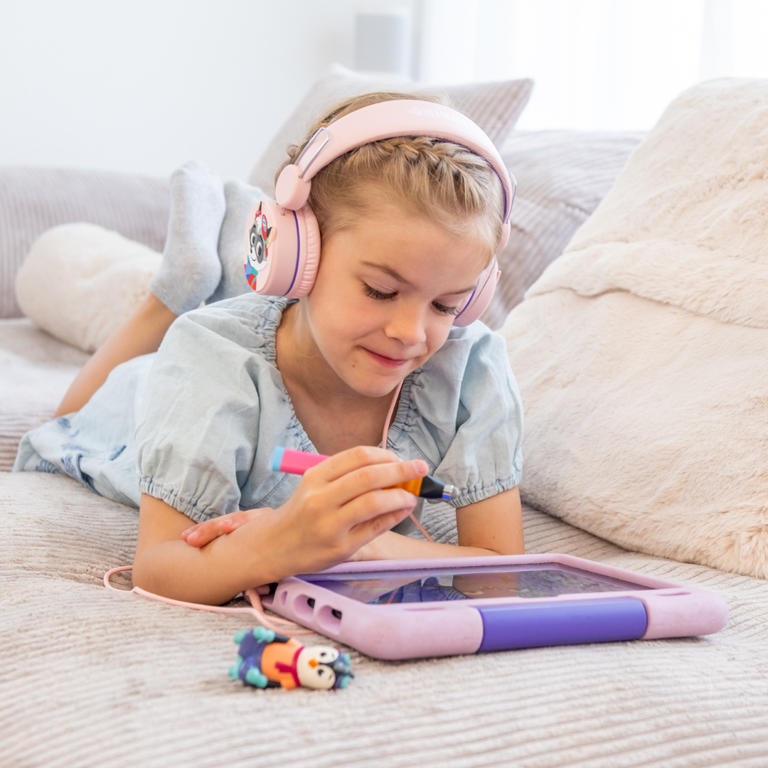 Das Mädchen mit pinken Kopfhörern nutzt den Stylus am Tablet und zeigt volle Konzentration - mit dem Edurino DE Lernspiel Ollie "Aufmerksamkeit & Konzentration" die besten Voraussetzungen für Erfolg schaffen.