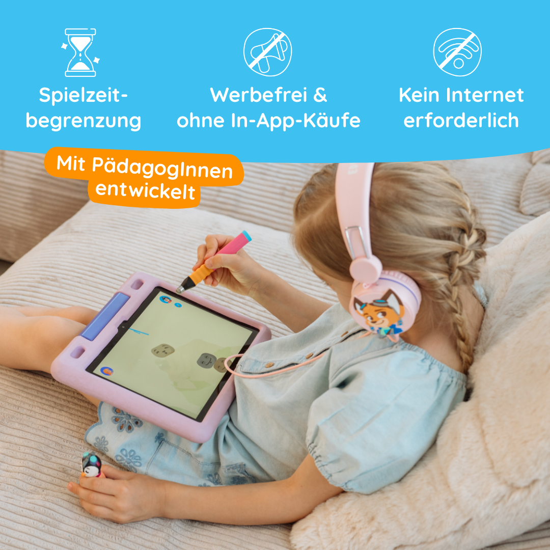 Ein junges Mädchen mit Kopfhörern benutzt ein Tablet und einen Stift auf einer Couch; oben hebt ein deutscher Text den Fokus und den Erfolg der Edurino DE App Ollie "Aufmerksamkeit & Konzentration" hervor.