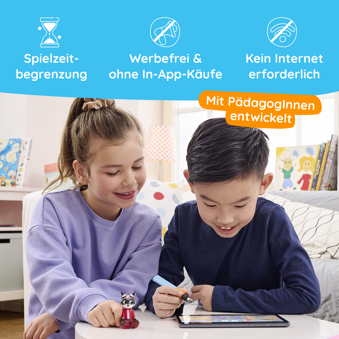 Zwei Kinder spielen lächelnd mit dem Edurino DE Robin "Zahlen & Mengen" - Stufe 1 Tablet an einem Tisch, während im Hintergrund Spielzeug und Bücher zu sehen sind.