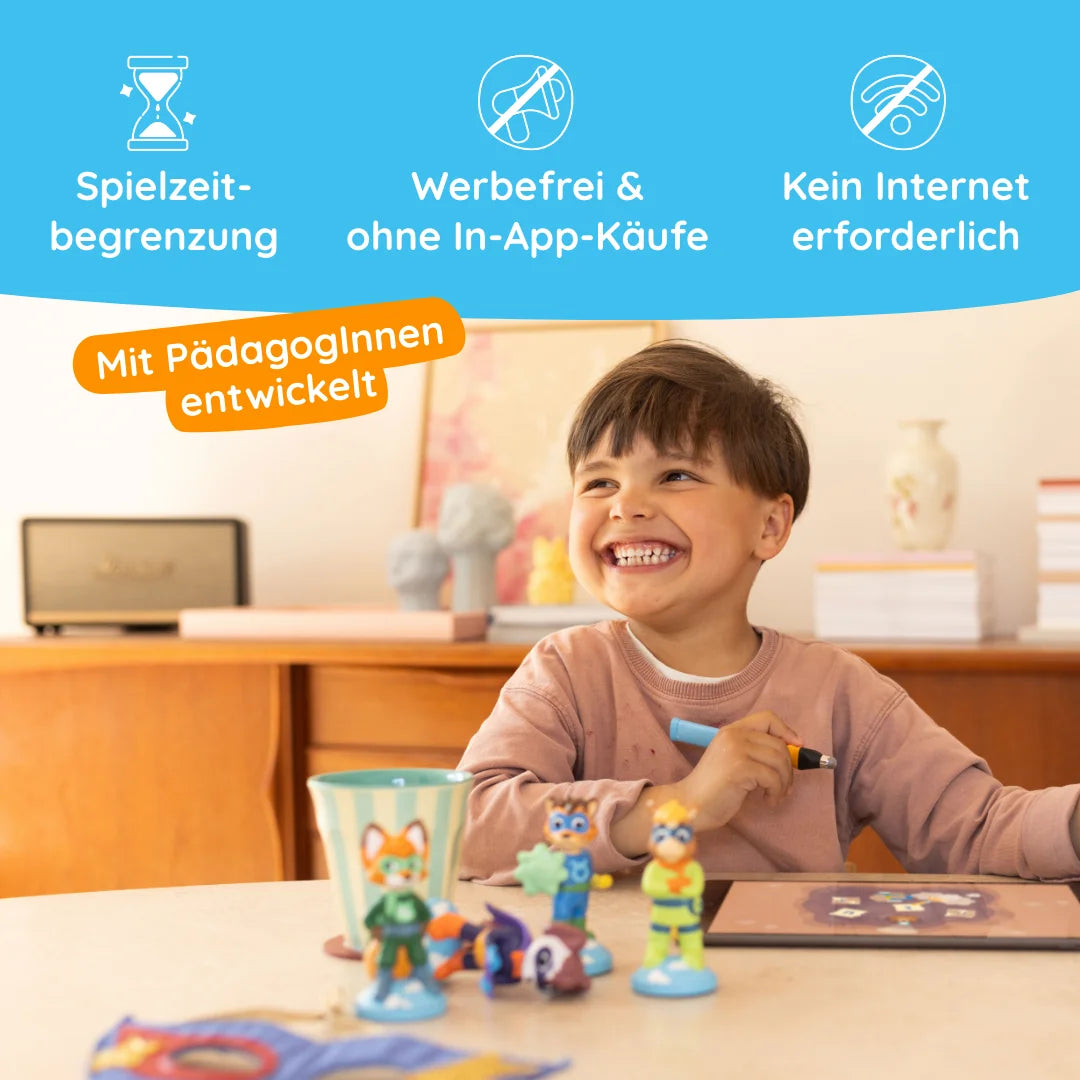 Ein lächelnder Junge benutzt ein Tablet an einem Tisch mit Zeichentrickspielzeug davor, während die Symbole darüber die Funktionen der Edurino DE Schulkind-Bundle-App hervorheben.