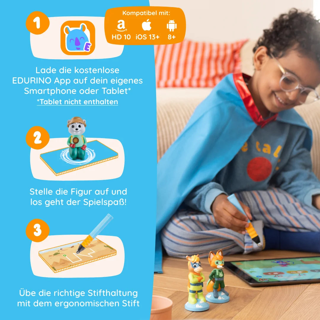Ein Kind mit einem Superhelden-Umhang nutzt das Schulkind-Bundle von Edurino DE auf einem Tablet mit Spielzeugfiguren; App-Anweisungen und Kompatibilitätssymbole werden angezeigt.