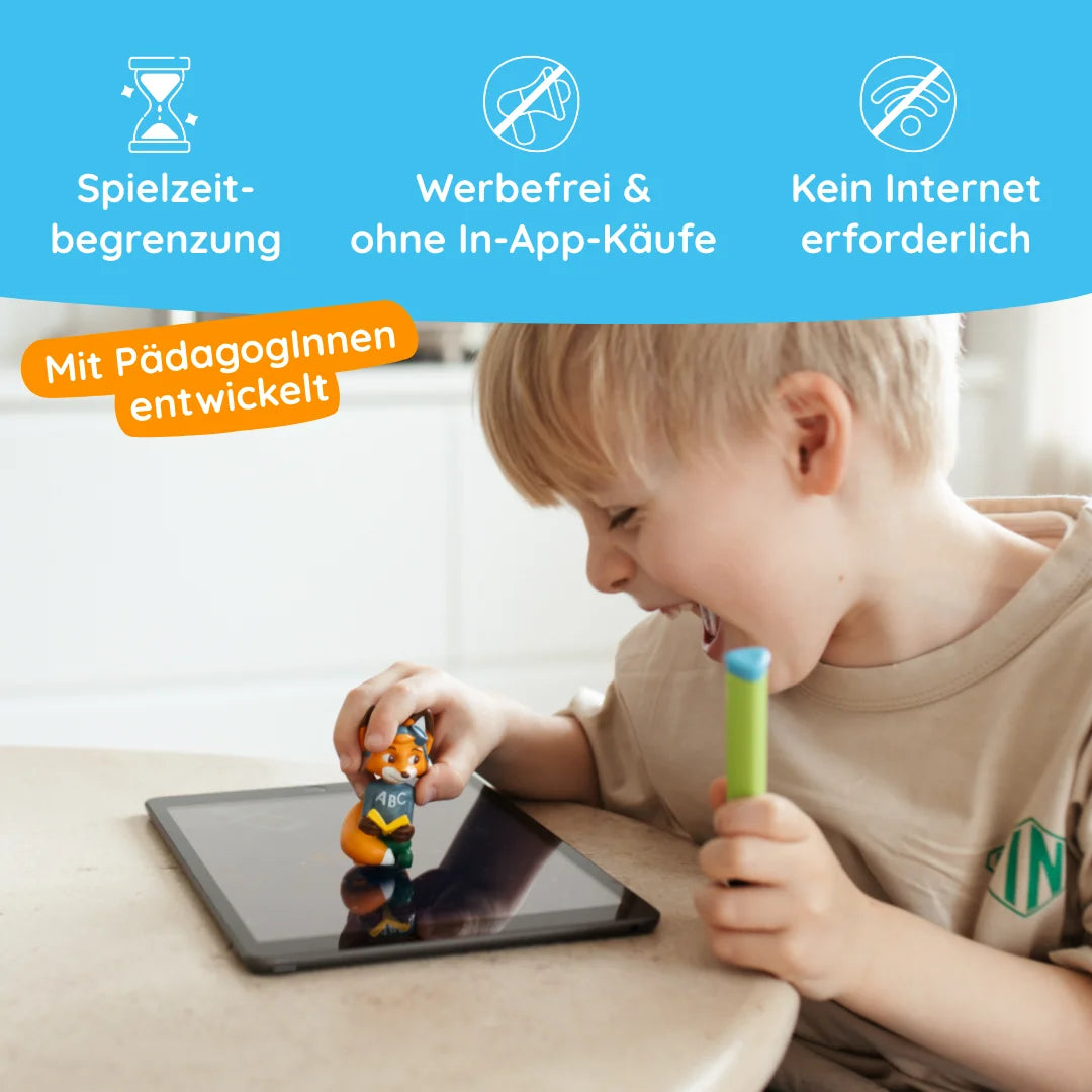 Ein lächelndes Kind spielt mit dem Schulstart-Bundle von Edurino DE auf einem Tablet; ein Text auf Deutsch weist auf die kindersicheren Funktionen der App hin.
