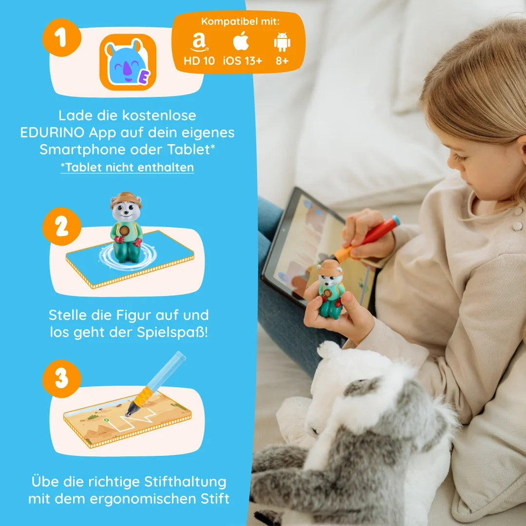 Ein Mädchen benutzt das Edurino DE Schulstart-Bundle-Tablett mit einem Stift, während es ein Plüschtier in der Hand hält; Spielfiguren und Anweisungen sind an der Seite zu sehen.