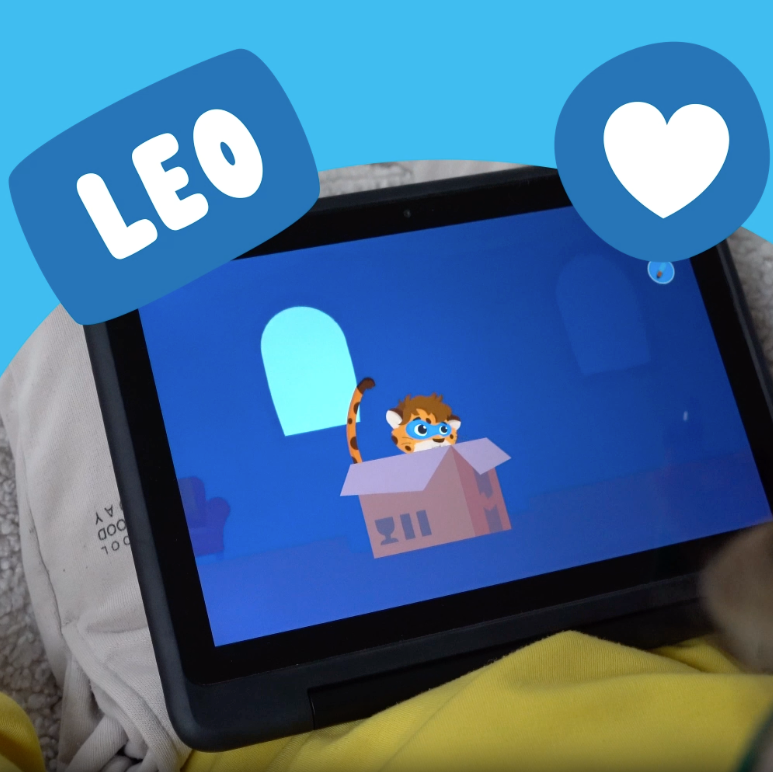 Auf einem Tablet ist ein Zeichentrick-Tiger in einer Schachtel zu sehen, mit "Superhelden-Mission" von Edurino DE und einem Herzsymbol über dem Bildschirm.