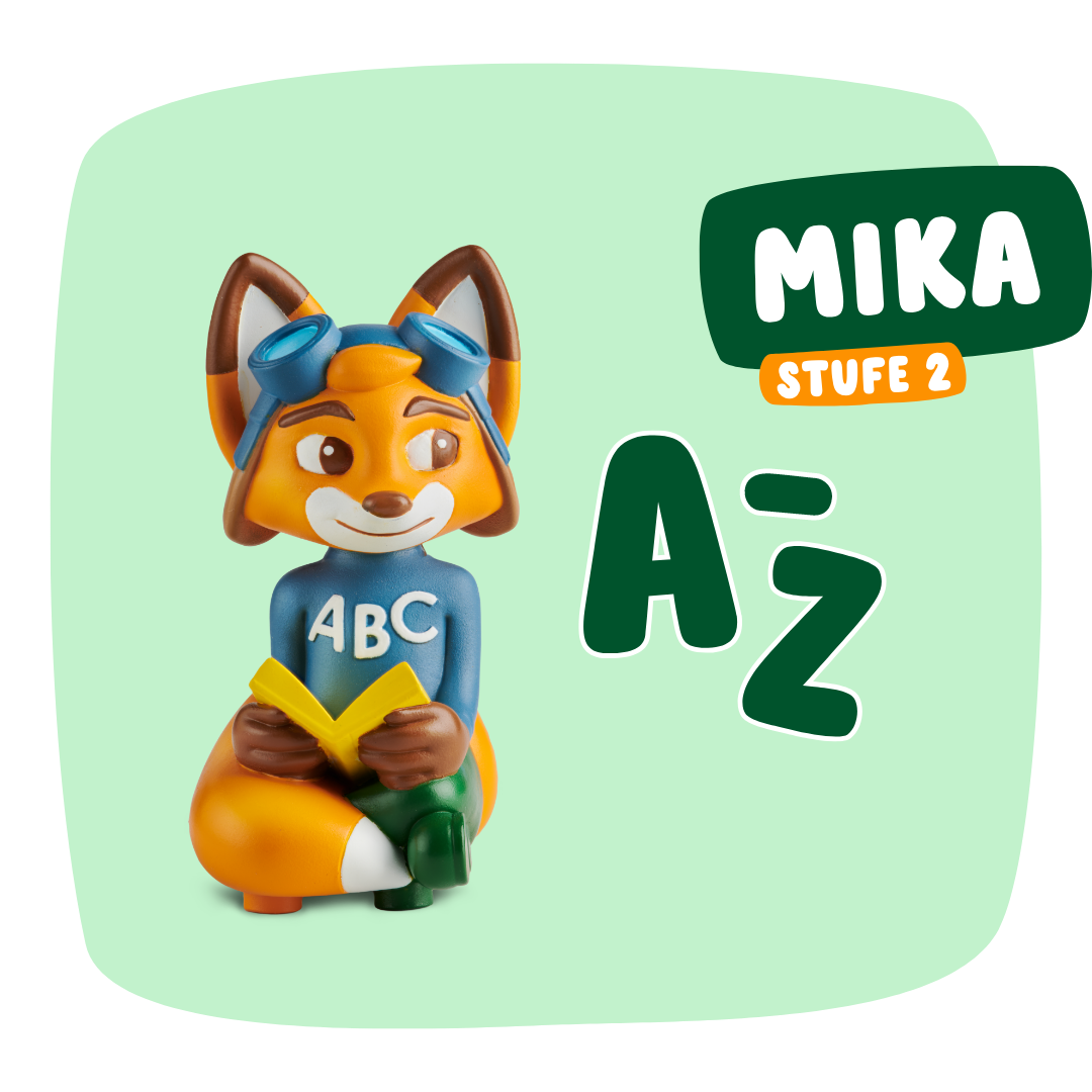 Ein Cartoon-Fuchs mit blauer Brille hält ein gelbes Buch auf hellgrünem Hintergrund mit dem Text "Mika 'Buchstaben Lesen & Schreiben' - Stufe 2", "A-Z" und dem Branding von Edurino DE.