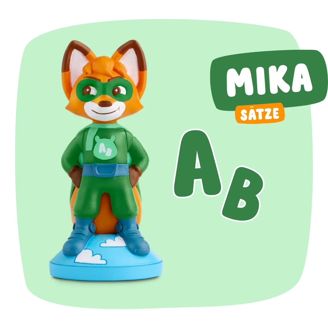 Eine Mika "Wörter & Sätze"-Figur von Edurino DE, gekleidet als Fuchs-Superheld in Grün mit "AB" auf der Brust, steht neben dem Text MIKA SÄTZE AB.