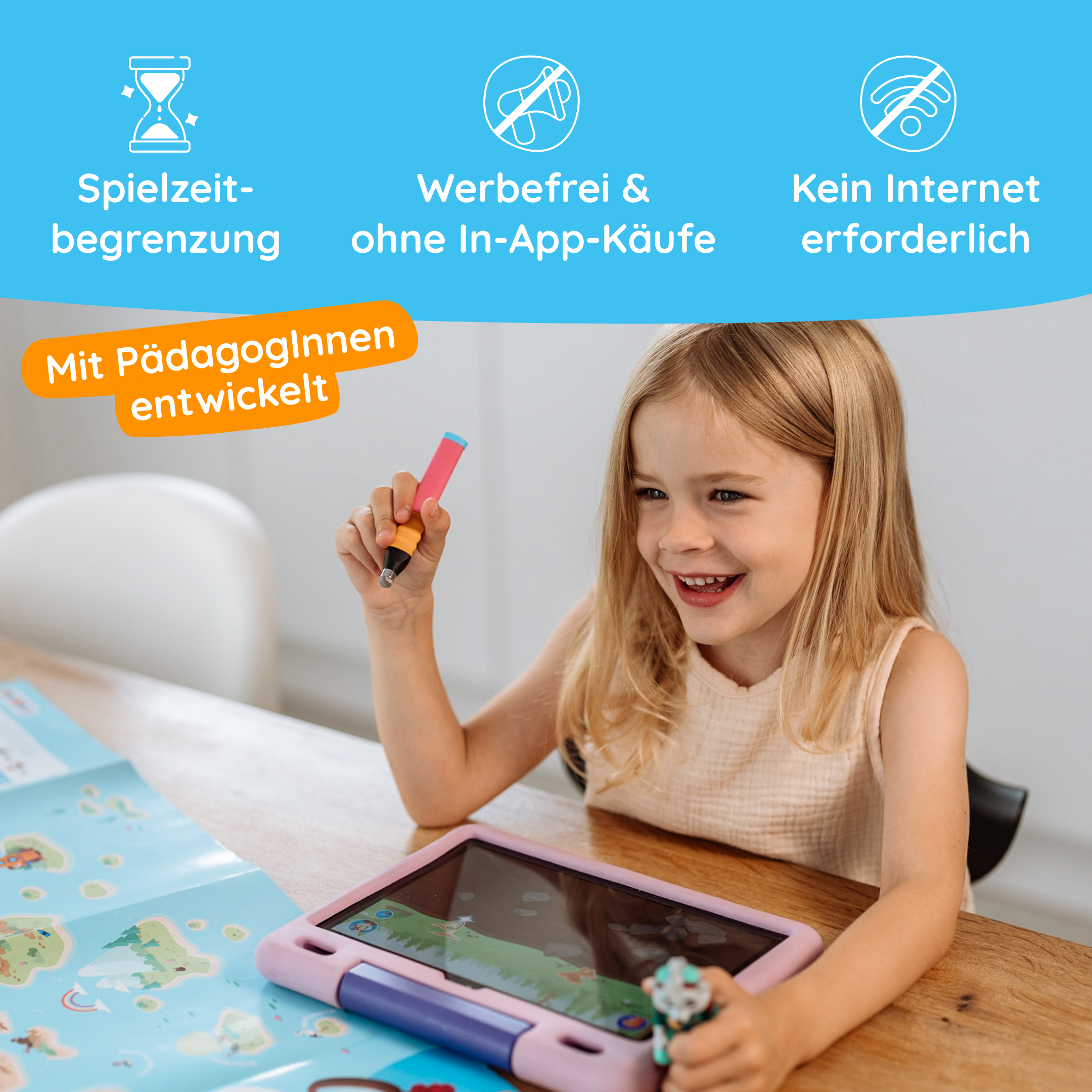 Lächelndes Mädchen, das an einem Tisch ein Tablet benutzt, mit Bildungssymbolen und dem deutschen Text "Ultimatives Starter-Bundle von Edurino DE" über ihr.