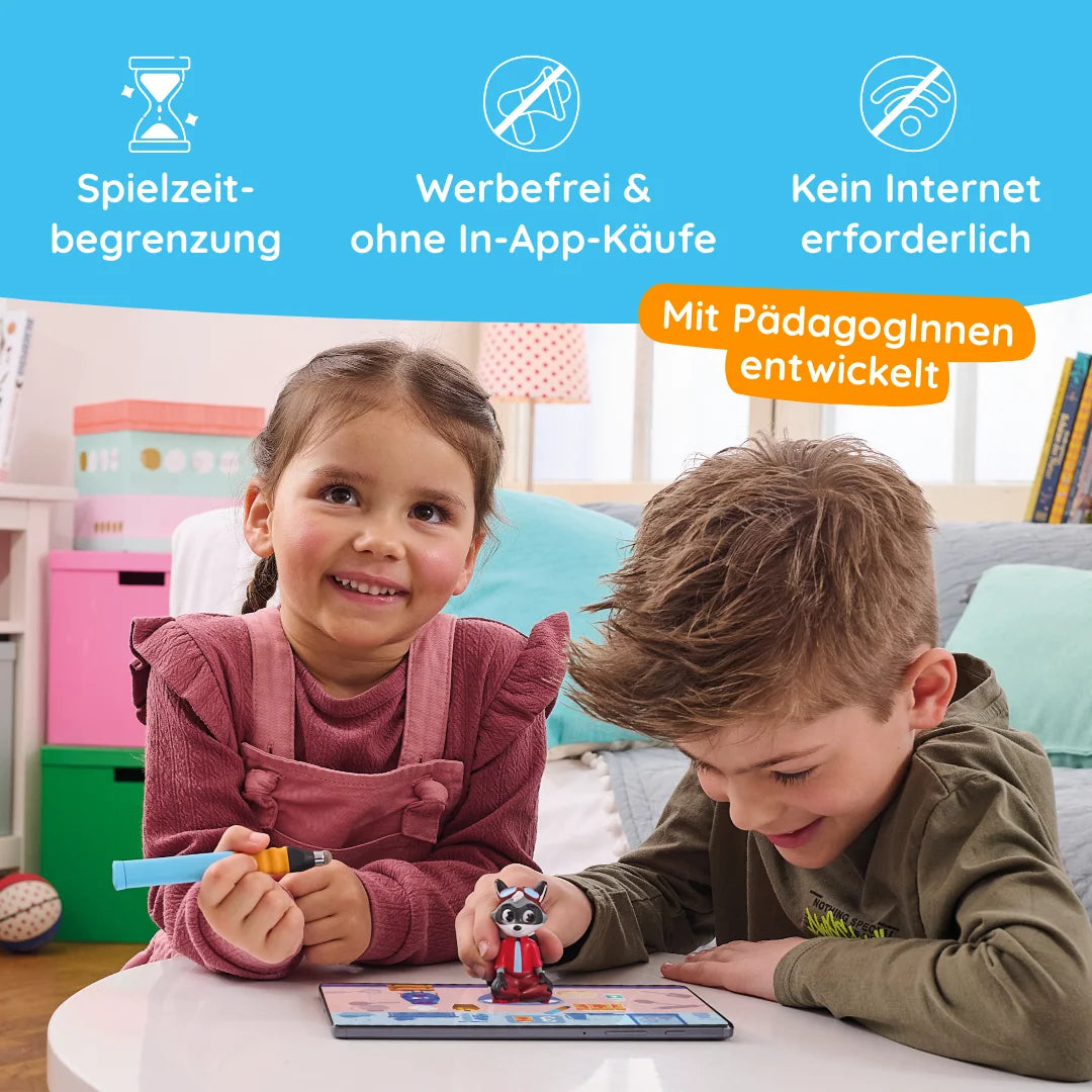 Zwei kleine Kinder genießen das Edurino DE Erstes Lern-Bundle mit einem Tablet und einer Spielzeugfigur in einem hellen, gemütlichen Raum mit deutschem Text über dem Kopf.