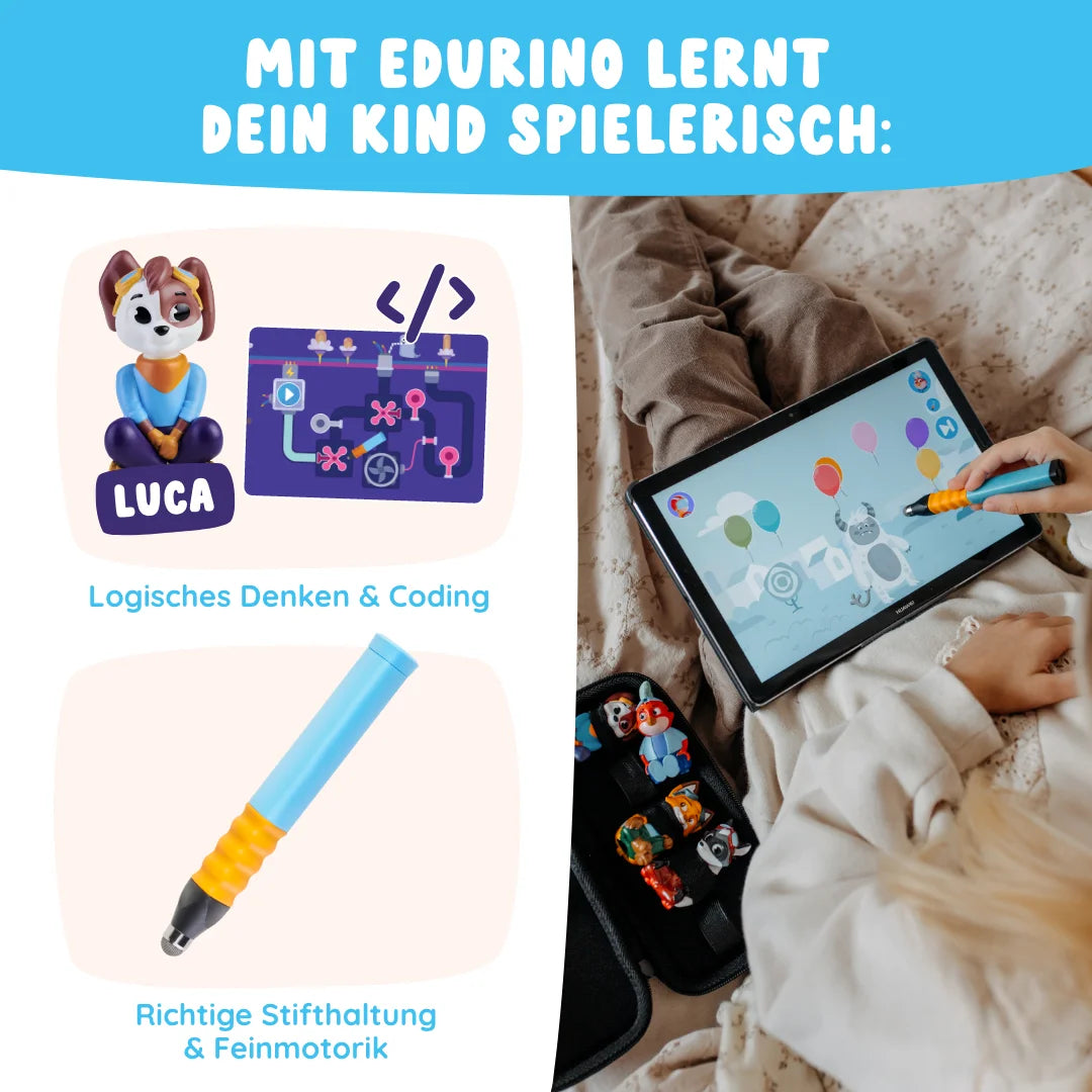 Ein Kind benutzt einen Stift auf einem Tablet, Spielzeug in der Nähe; das Schulkind-Bundle von Edurino DE hilft bei der Entwicklung von Programmierkenntnissen und feinmotorischen Fähigkeiten.