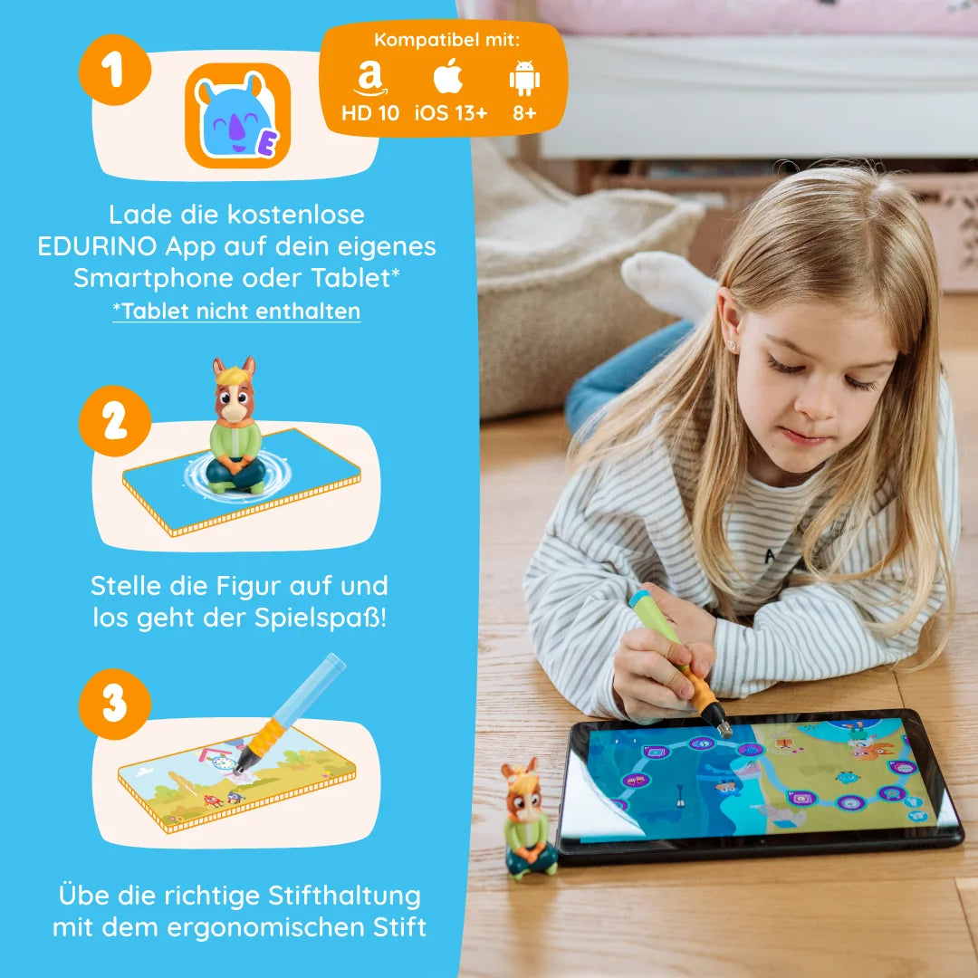 Ein Mädchen benutzt den Edurino DE Vorschul-Bundle-Stift auf einem Tablet und folgt den neben ihr angezeigten App-Anweisungen in deutscher Sprache.