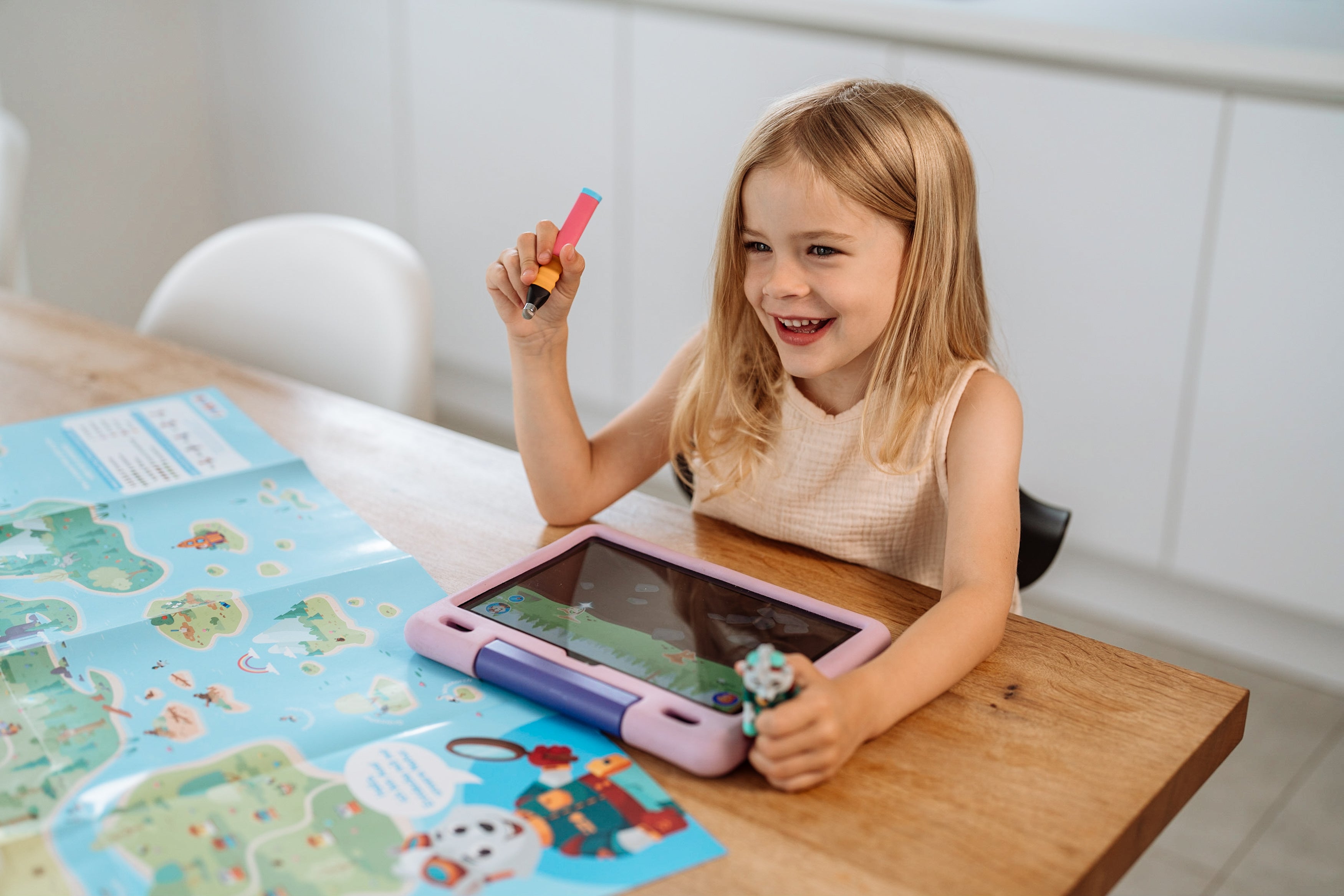 Ein Mädchen mit einer Landkarte am Tablet