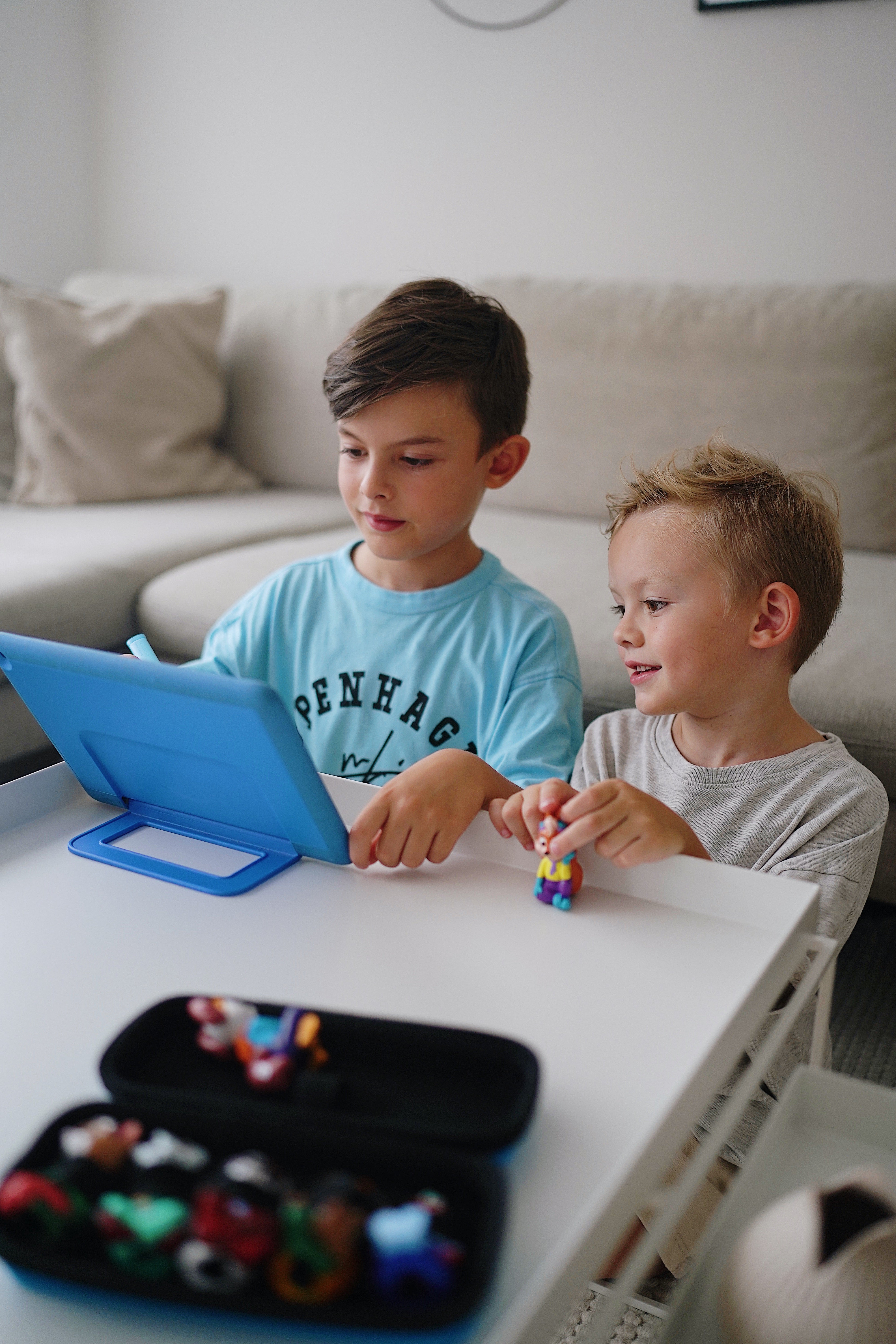 2 Jungen mit der Figur Ari am Tablet