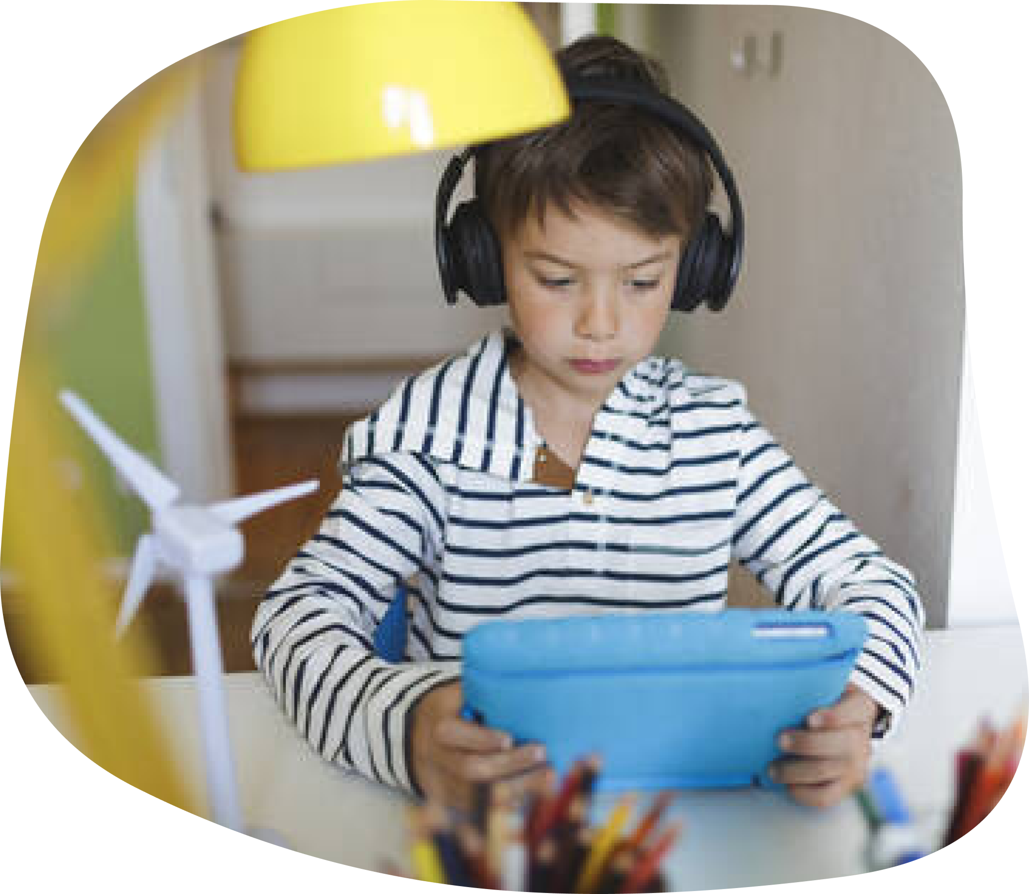 Kind mit Tablet und Kopfhörern